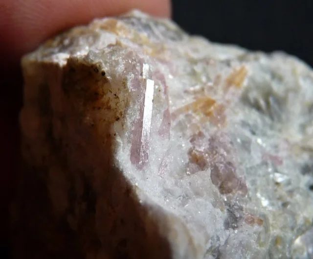 Fotografie minerálu Elbait (var. rubelit) z lokality Dobrá Voda, Czech Republic