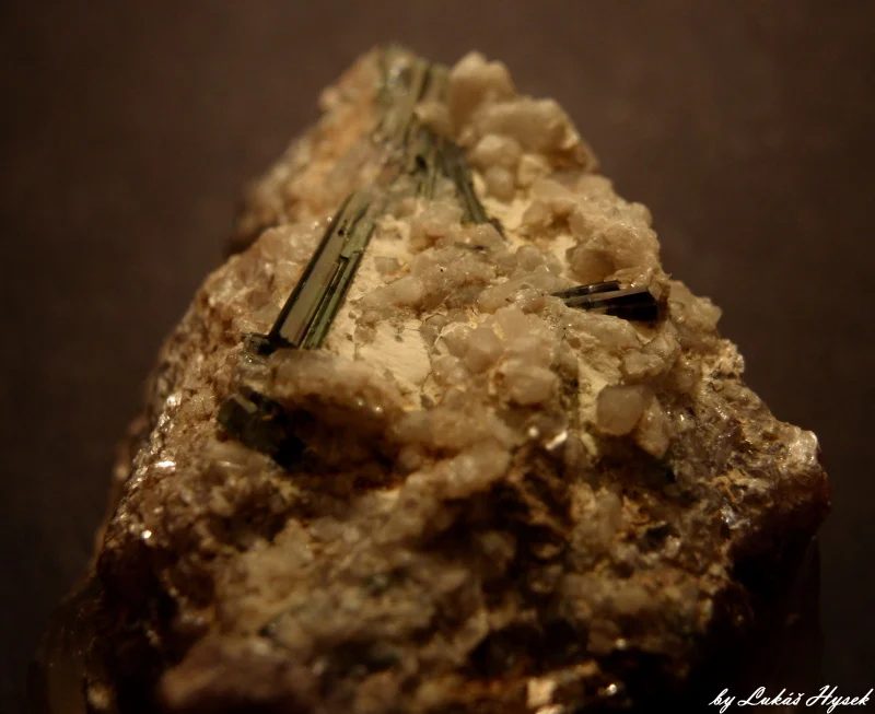 Fotografie minerálů Elbait (var. verdelit), Foitit z lokality Dobrá Voda, Czech Republic