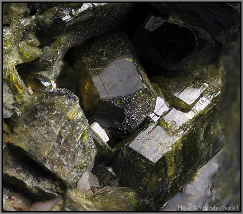 Fotografie minerálu Epidot z lokality Sobotín, Pfarrerb, Czech Republic