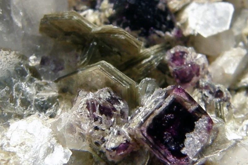 Fotografie minerálů Fluorit, Zinnwaldit z lokality Cínovec, Czech Republic