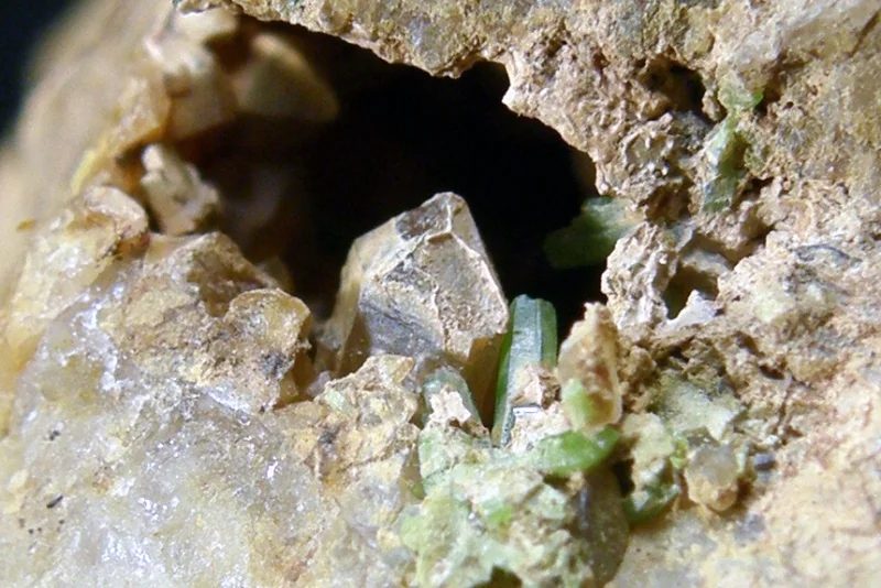 Fotografie minerálu Pyromorfit z lokality Čiháň, Czech Republic