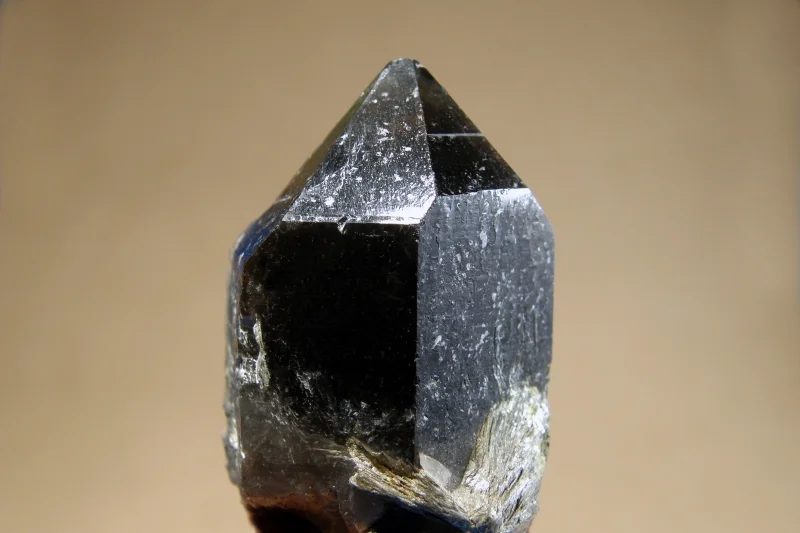 Fotografie minerálu Křemen (var. morion) z lokality Cínovec, Czech Republic
