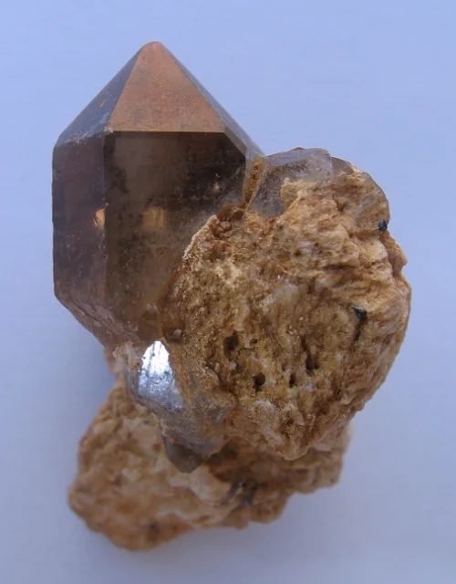 Fotografie minerálu Křemen (var. záhněda) z lokality Přibyslavice, Czech Republic