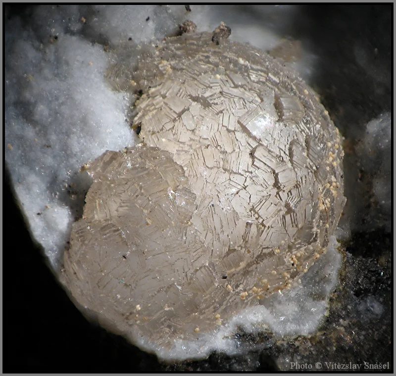 Fotografie minerálu Thomsonit-(Ca) z lokality Folknáře, Czech Republic