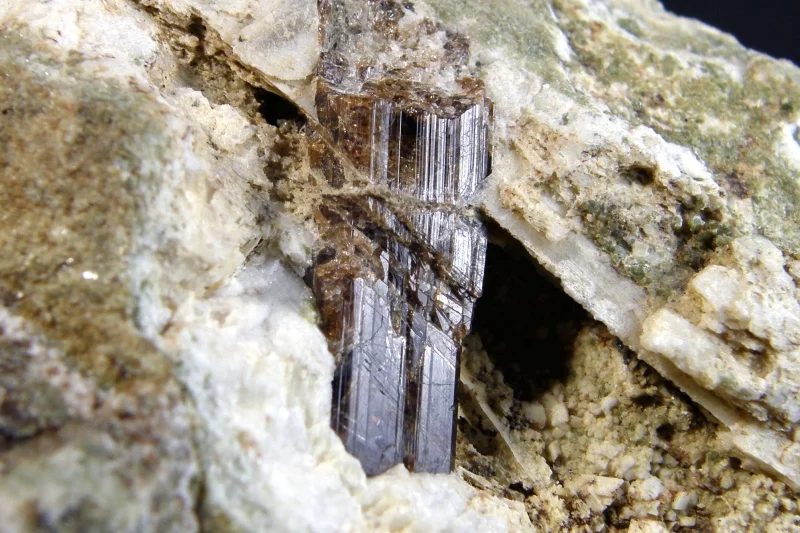 Fotografie minerálu Vesuvián z lokality Hazlov  u Chebu, Czech Republic