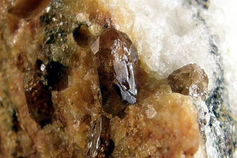 Fotografie minerálu Zirkon z lokality Plešovice, Czech Republic