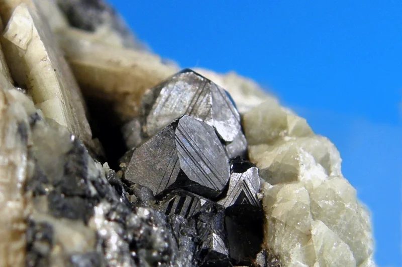 Fotografie minerálů Diopsid, Magnetit z lokality Ala, Italy