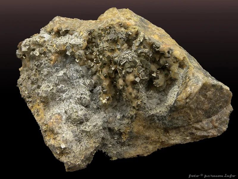 Fotografie minerálu Pyrit z lokality Chvaletice, Czech Republic