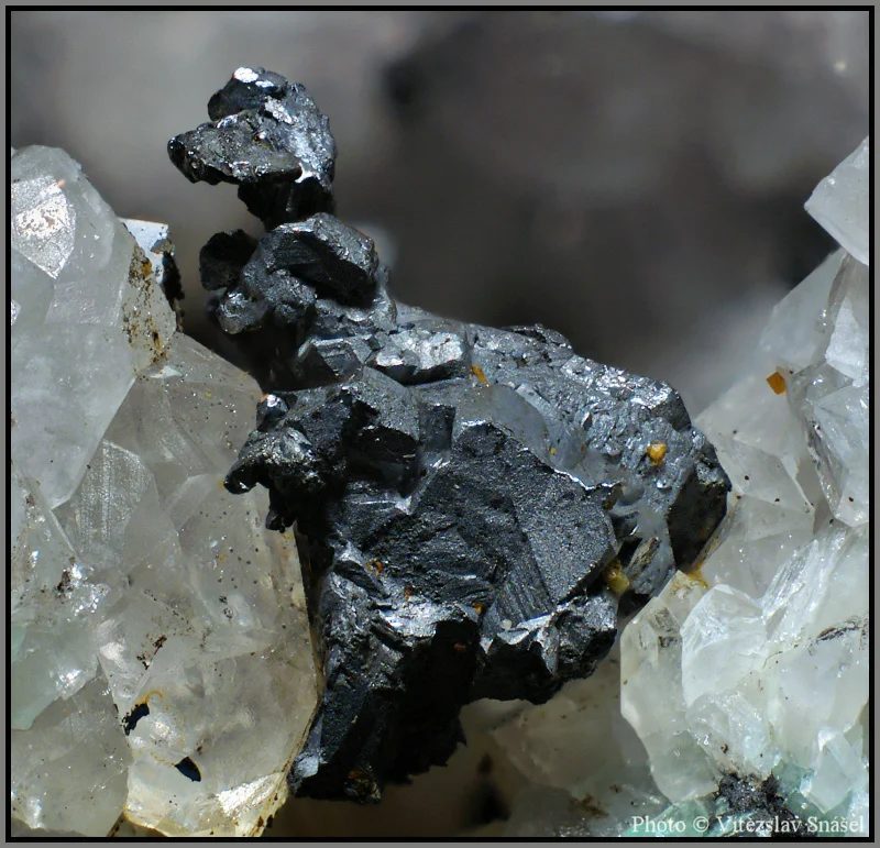 Fotografie minerálu Akantit z lokality Moldava, Czech Republic