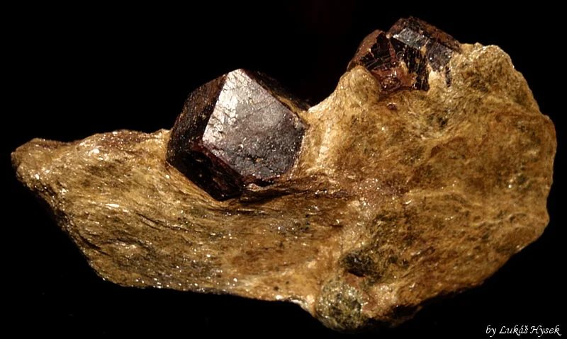 Fotografie minerálu Almandin z lokality Annaquelle, Petrov nad Desnou, Czech Republic