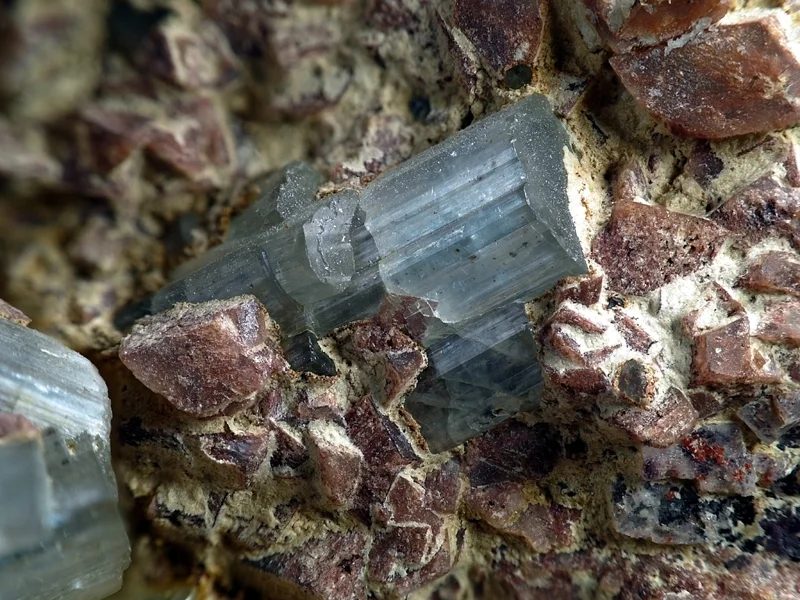 Fotografie minerálu Apatit z lokality Krupka, Czech Republic
