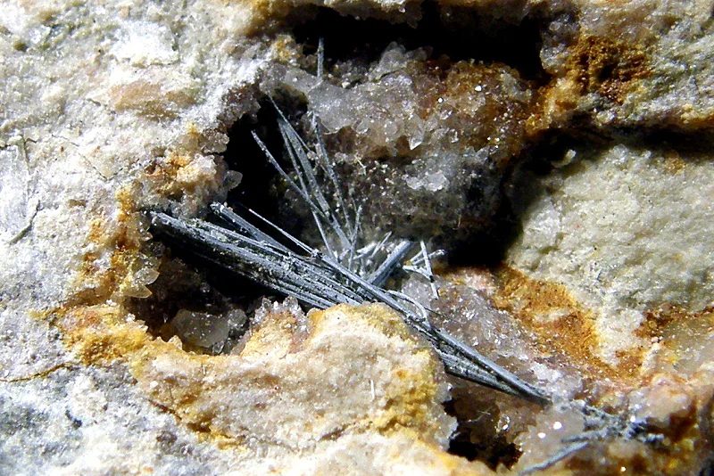 Fotografie minerálu Bizmutinit z lokality Krupka, Czech Republic