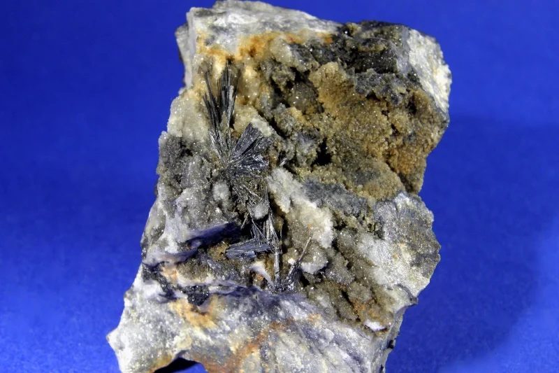 Fotografie minerálu Antimonit z lokality Příbram, Czech Republic