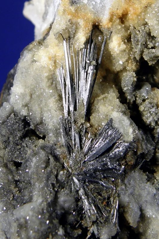 Fotografie minerálu Antimonit z lokality Příbram, Czech Republic