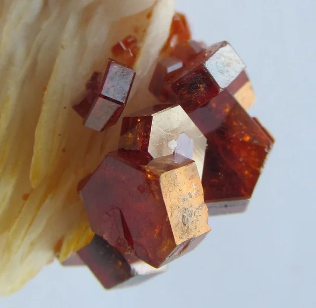 Fotografie minerálu Vanadinit z lokality Mibladen, Morocco