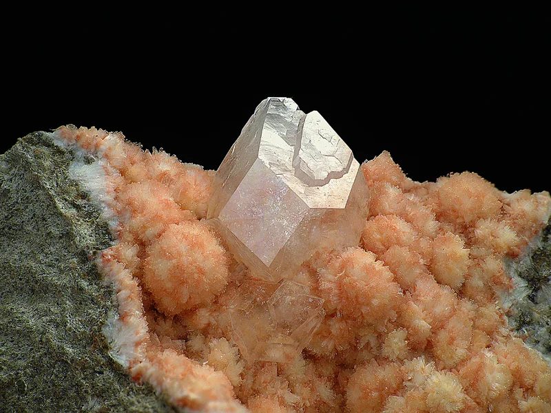Fotografie minerálů Fluorapofylit, Natrolit z lokality Mariánská skála, Ustí nad Labem, Czech Republic
