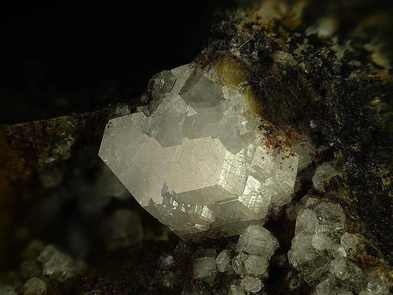 Fotografie minerálu Phillipsit z lokality Soutěsky, Czech Republic