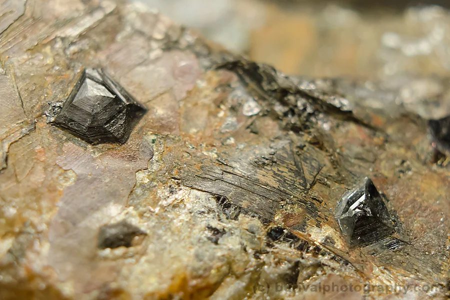 Fotografie minerálu Monazit-(Ce) z lokality Dolní Bory, Czech Republic