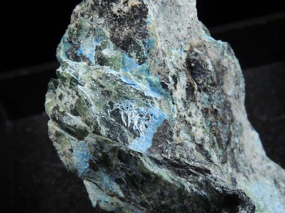 Fotografie minerálu Nakauriit z lokality Nakauri mine, Aiči, Japan