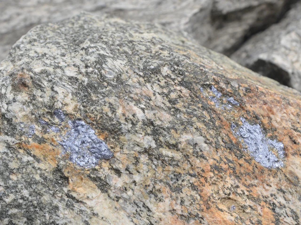 Fotografie minerálu Molybdenit z lokality Mt. Blanc Massif, France