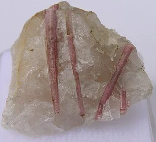 Fotografie minerálu Elbait (var. rubelit) z lokality Rožná, Czech Republic