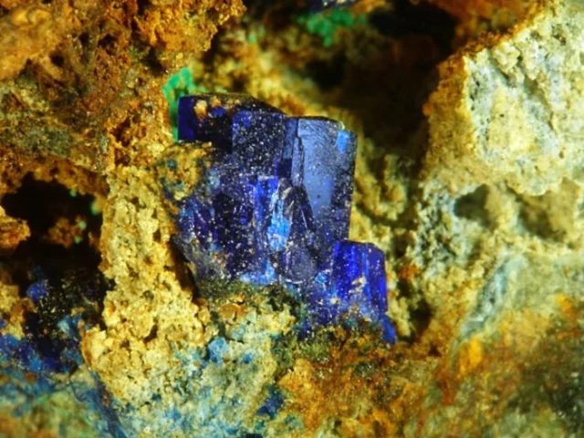 Fotografie minerálu Linarit z lokality Zlaté Hory, Czech Republic