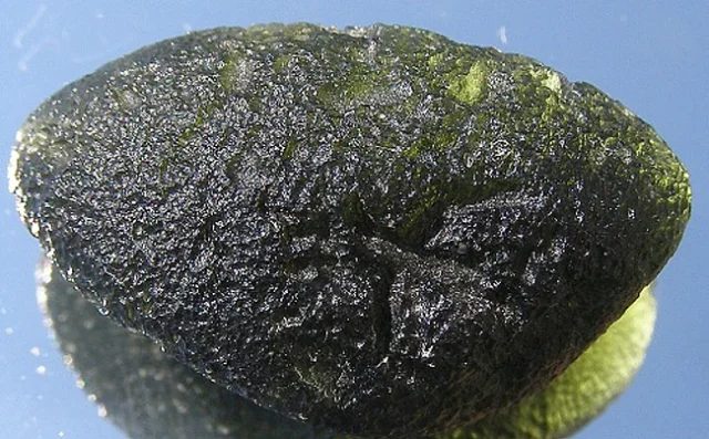 Fotografie minerálu Vltavín z lokality Mohelno, Czech Republic