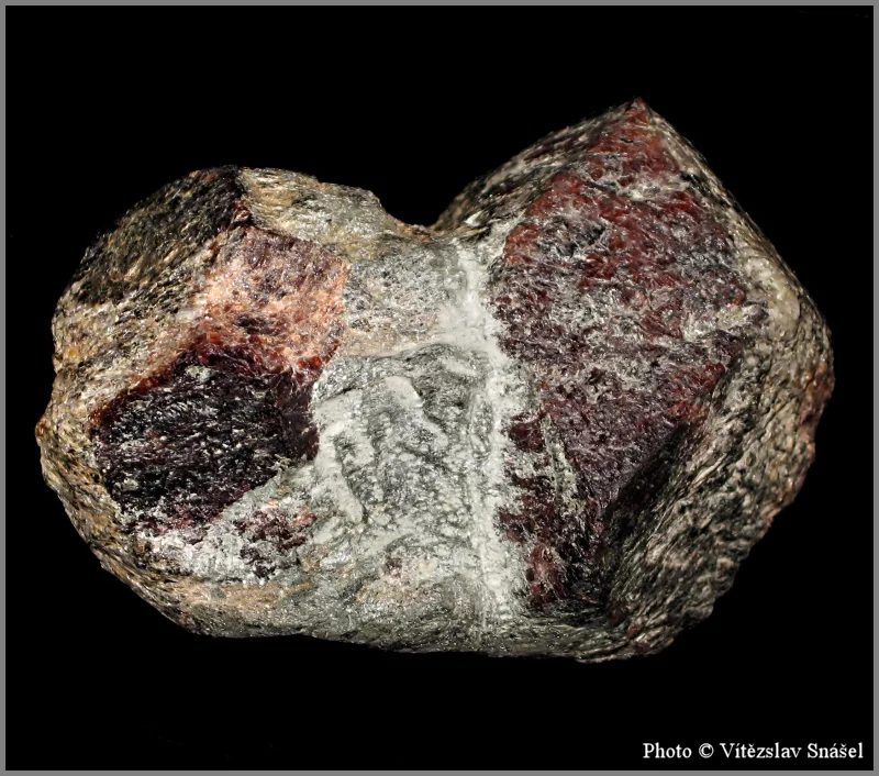 Fotografie minerálu Almandin z lokality Zillertall, Austria