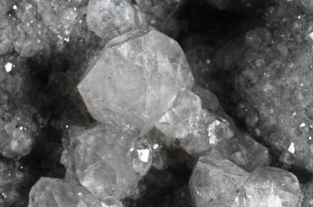 Fotografie minerálu Analcim z lokality Zálezly, Czech Republic