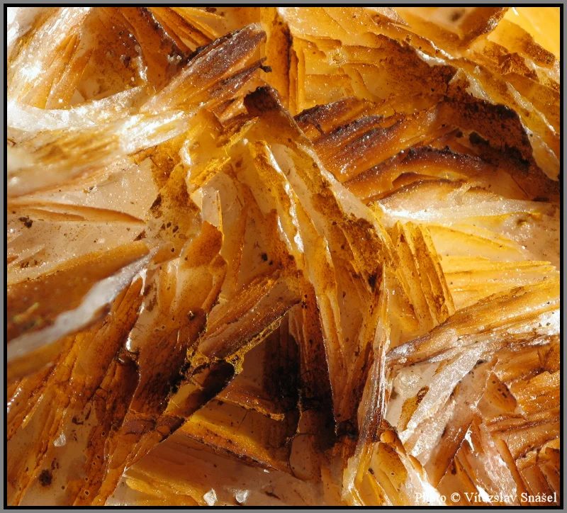 Fotografie minerálu Baryt z lokality Mibladen, Morocco