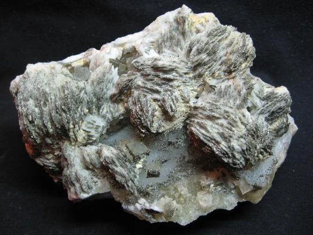 Fotografie minerálů Baryt, Fluorit, Pyrit z lokality Běstvina, Czech Republic