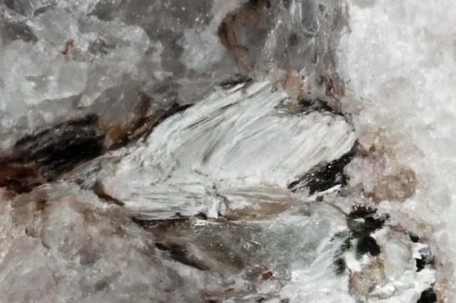 Fotografie minerálu Bavenit z lokality Maršíkov, Czech Republic
