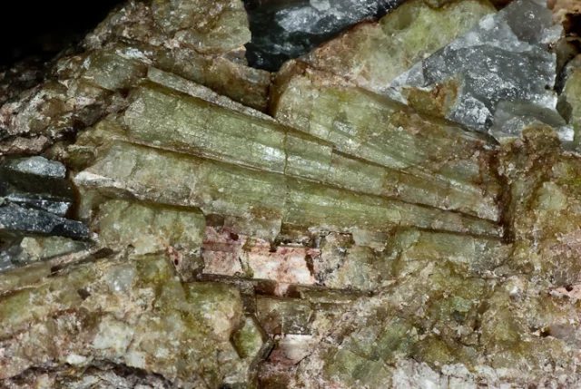 Fotografie minerálu Beryl z lokality Krásno, albitový lom, Czech Republic