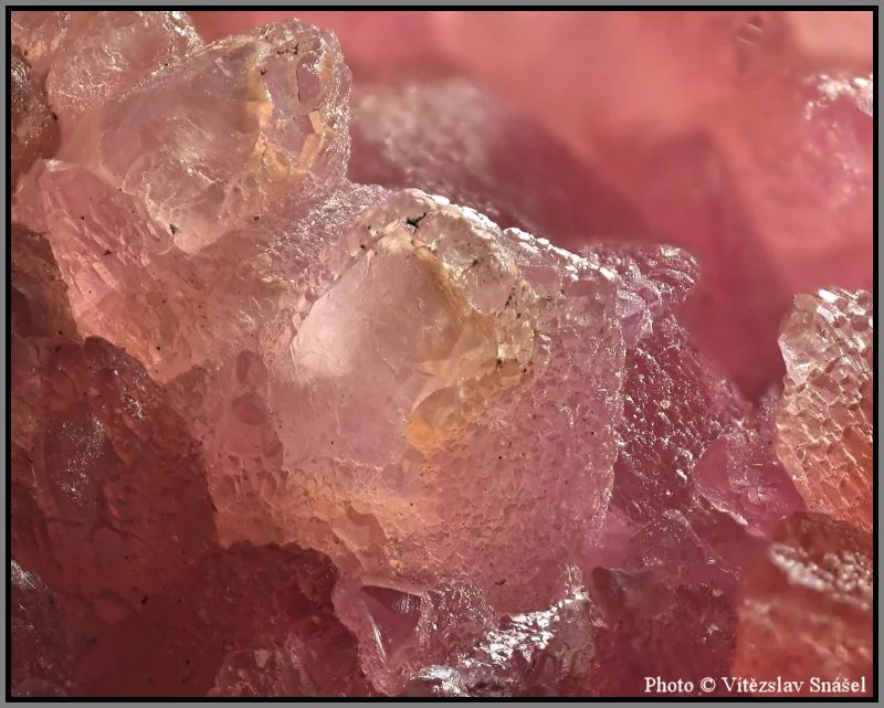 Fotografie minerálu Kalcit (var. kobaltokalcit) z lokality Bou Azzer, Morocco