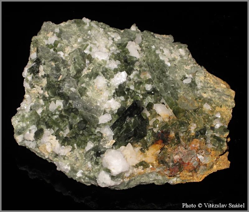 Fotografie minerálů Albit, Diopsid z lokality Tormiq Valley, Haramosh Mts., Skardu District, Gilgit-Baltistan, Pakistan