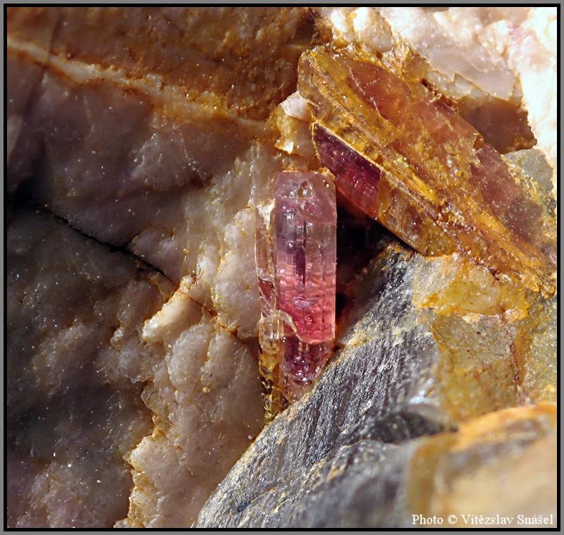 Fotografie minerálu Elbait (var. rubelit) z lokality Řečice, Czech Republic