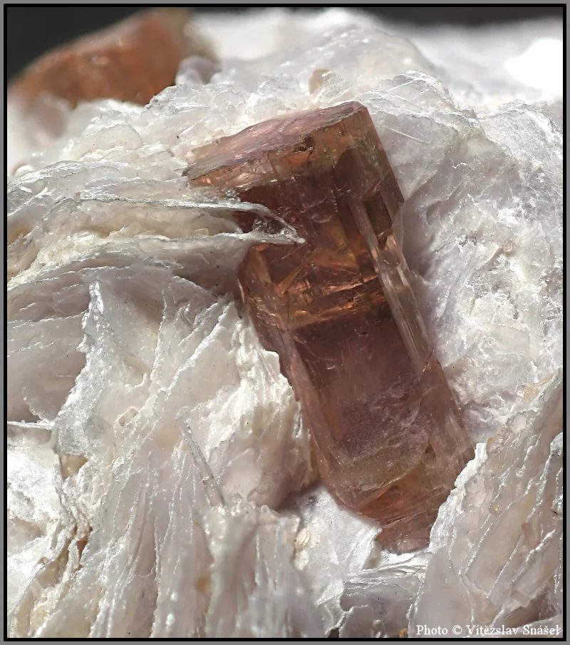 Fotografie minerálu Elbait (var. rubelit) z lokality Malkhan, Russia