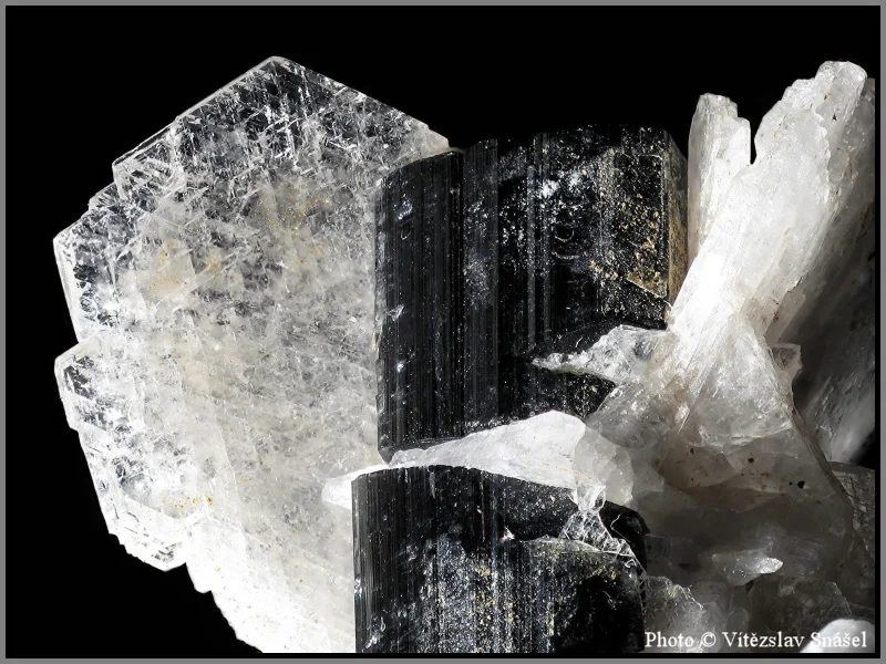 Fotografie minerálů Albit (var. cleavelandit), Elbait (var. verdelit) z lokality Shigar District, Gilgit-Baltistan, Pakistan