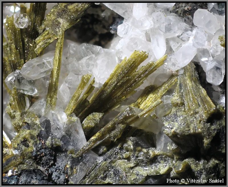 Fotografie minerálů Epidot, Magnetit, Křemen z lokality Dažkezán, Azerbaidzhan