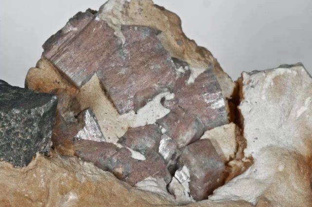 Fotografie minerálu Fluorapatit z lokality Hubský peň, Krásno, Czech Republic