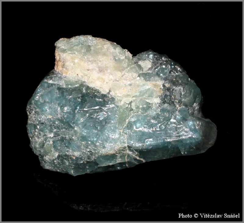 Fotografie minerálu Fluorapatit z lokality Slyudyanka, Russia