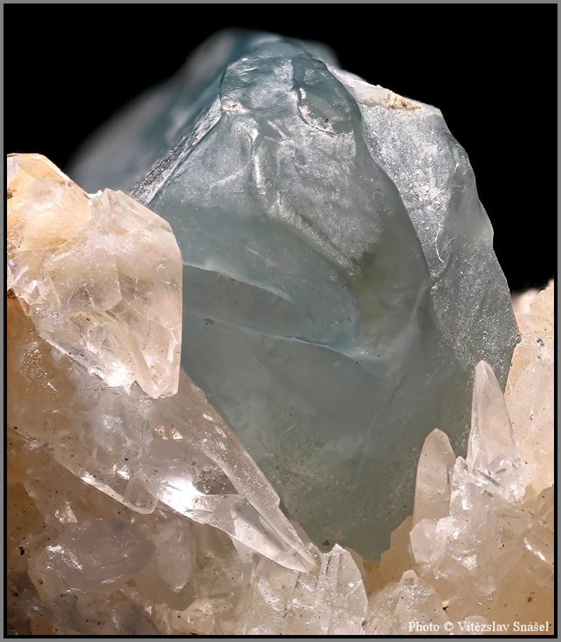 Fotografie minerálu Fluorapatit z lokality Slyudyanka, Russia