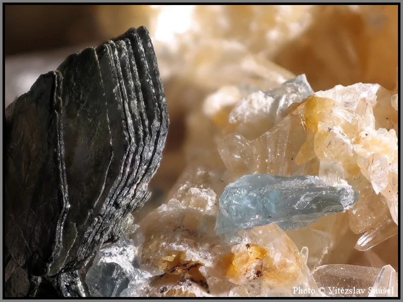 Fotografie minerálů Kalcit, Flogopit, Fluorapatit z lokality Slyudyanka, Russia