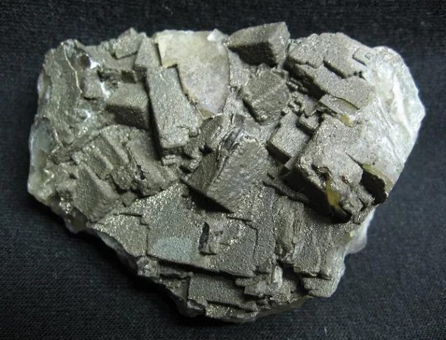 Fotografie minerálů Fluorit, Pyrit z lokality Běstvina, Czech Republic