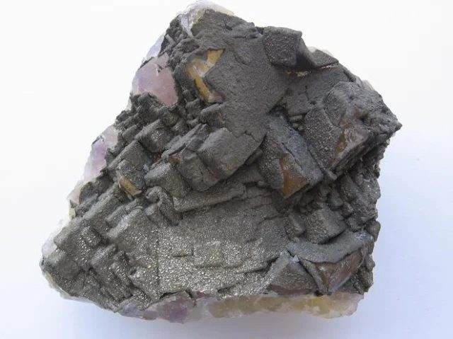 Fotografie minerálů Fluorit, Pyrit z lokality Běstvina, Czech Republic