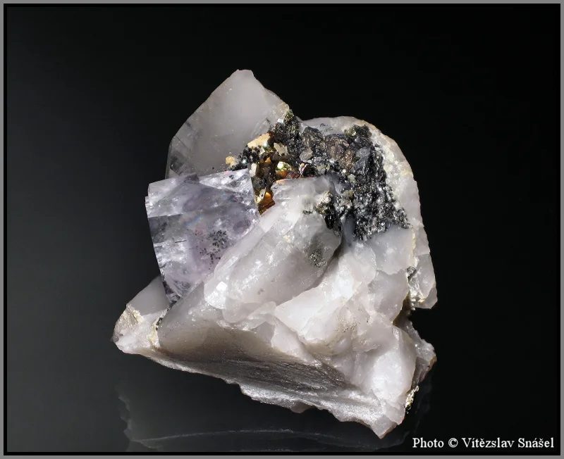Fotografie minerálů Fluorit, Pyrit, Křemen z lokality Shangbao Pyrite mine, China