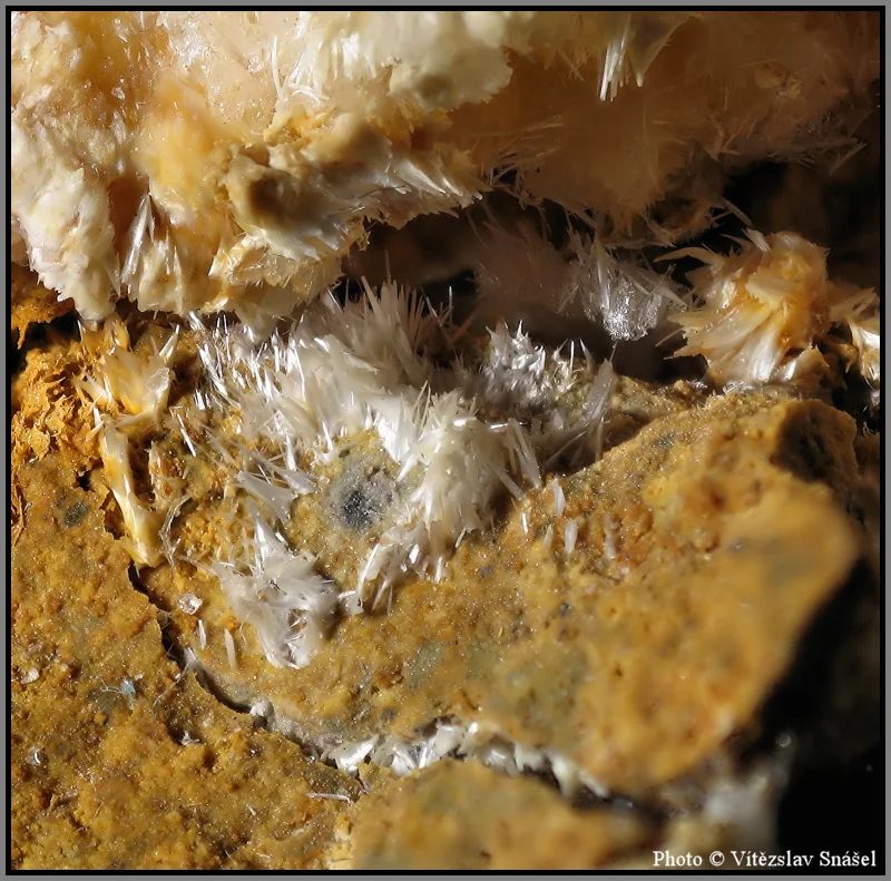 Fotografie minerálu Halotrichit z lokality Dubník, Slovakia