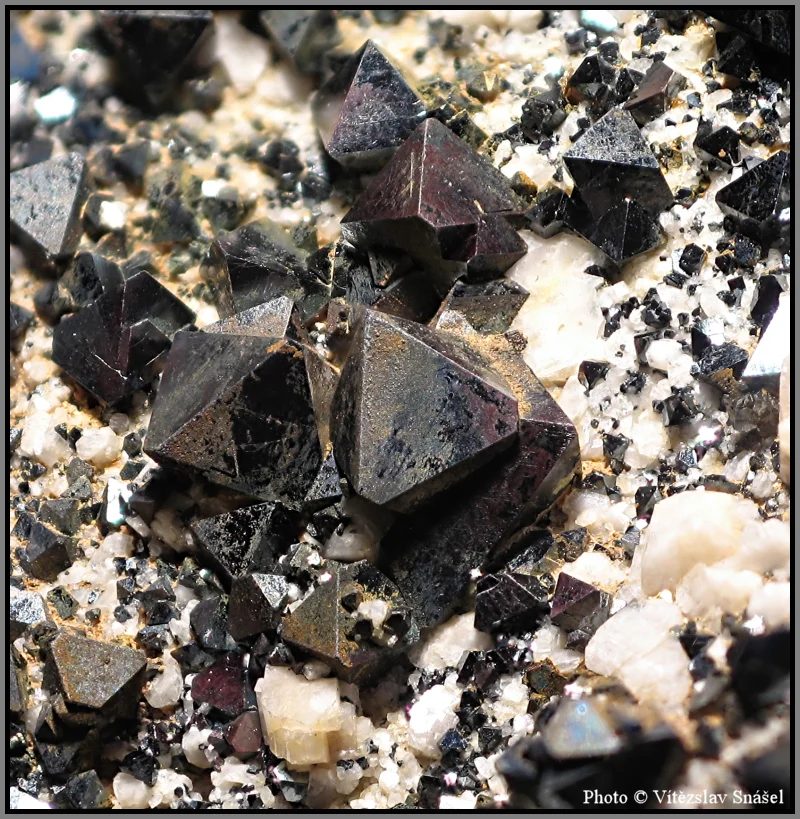 Fotografie minerálu Magnetit z lokality Potosí Department, Bolivia