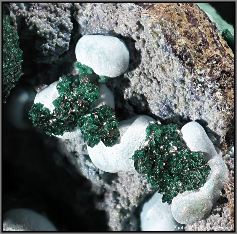 Fotografie minerálů Chryzokol, Malachit z lokality Lukuni mine, Republic of the Congo