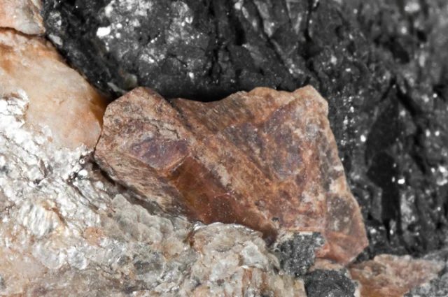 Fotografie minerálu Monazit-(Ce) z lokality Údražský obrázek, Czech Republic